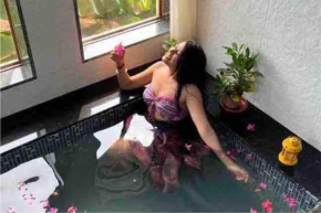 Couple Friendly Abode Jungle Bathtub